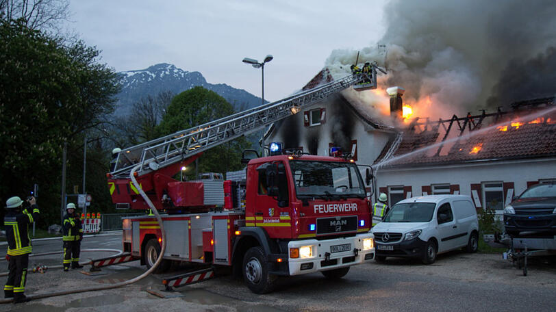 Die Feuerwehr musste am Samstagmorgen ein Feuer in einem Wirtshaus in Bad Reichenhall löschen. Die Bilder.