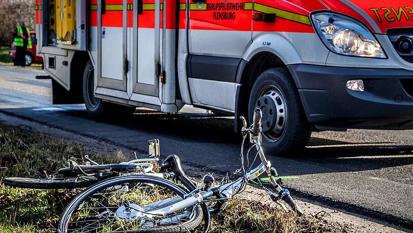 Ein 19-Jähriger liegt mit schweren Kopfverletzungen im Krankenhaus, nachdem er einen Mülleimer touchiert und gestürzt war. (Archivbild) Ein 19-Jähriger liegt mit schweren Kopfverletzungen im Krankenhaus, nachdem er einen Mülleimer touchiert und gestürzt war. (Archivbild)