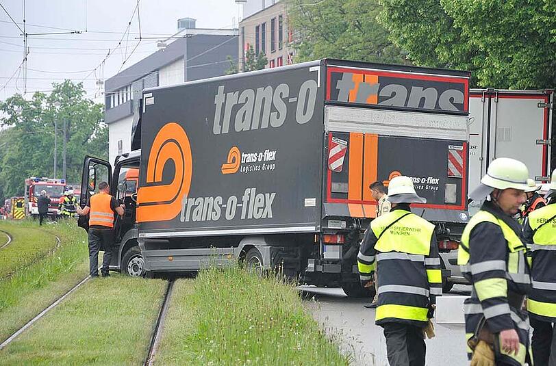 Zwei Lastwagen bleiben im matschigen Boden stecken - ein Verkehrschaos folgt. Die Bilder zum kuriosen Vorfall.