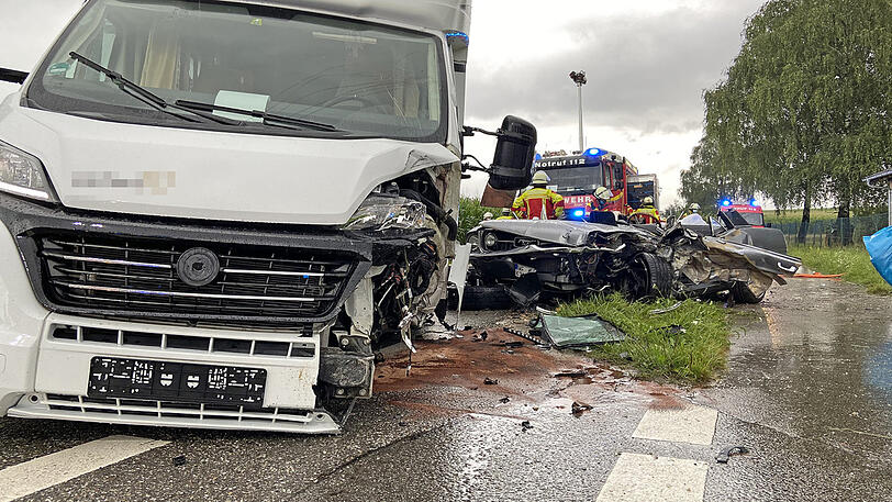 Der Fahrer des Mustang wurde schwer, die anderen Autofahrer leicht verletzt. Die Bilder.