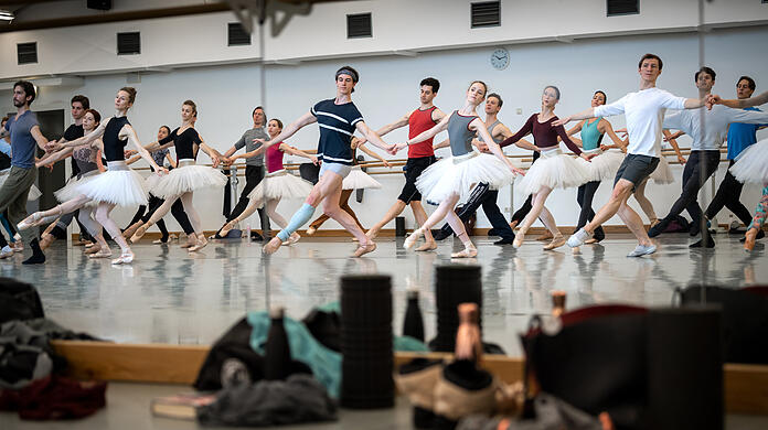 Das Ensemble des Bayerischen Staatsballetts probt für einen Auftritt. Ab dem 9. September dürfen die Tänzer wieder vor Publikum auftreten. (Archivbild)