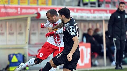 Matthias Zimmermann von Fortuna Düsseldorf (r) und der Regensburger Jann George kämpfen um den Ball.