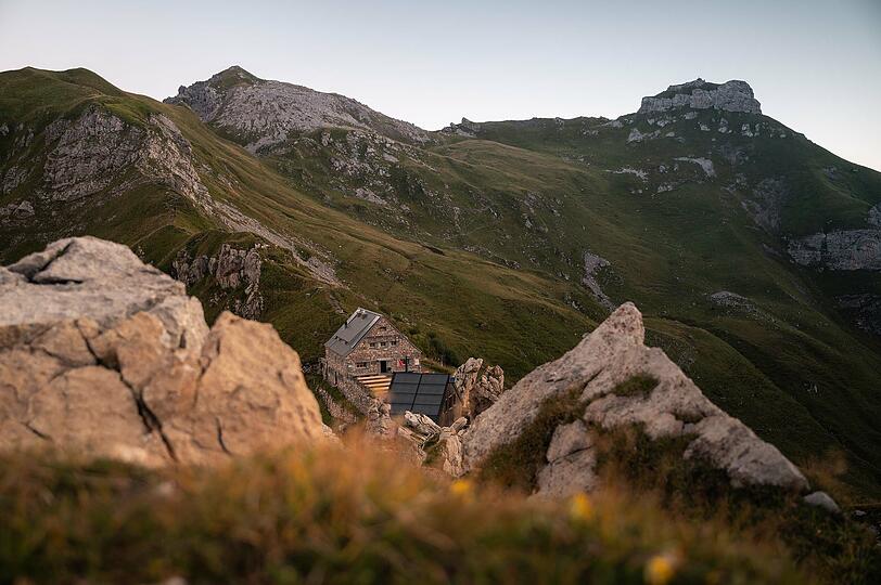 Die Pfälzerhütte bei Sonnenaufgang.