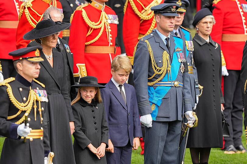 Prinz William, sein Sohn Prinz George, seine Tochter Prinzessin Charlotte und seine Frau Kate sehen zu, wie der Sarg von Königin Elisabeth II. nach dem Staatsakt in der Westminster Abbey im Zentrum Londons in den Leichenwagen gelegt wird.