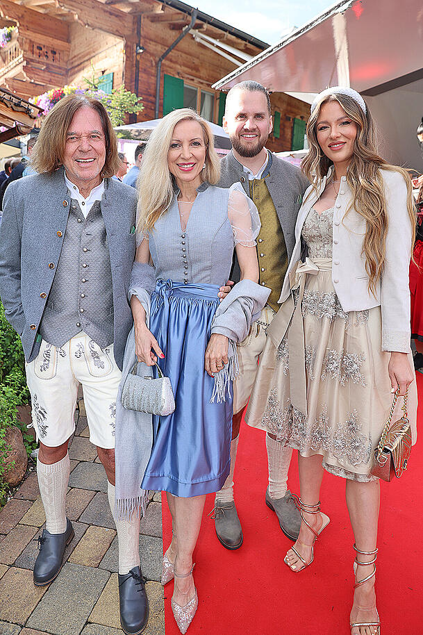 Schlagerlegende Jürgen Drews mit Frau Ramona nebst Tochter Joelina und Freund Adrian. Schlagerlegende Jürgen Drews mit Frau Ramona nebst Tochter Joelina und Freund Adrian.