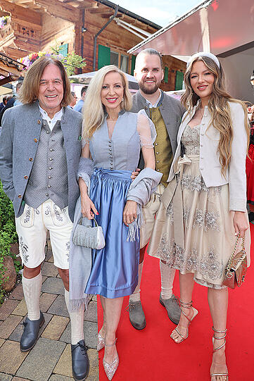 Schlagerlegende Jürgen Drews mit Frau Ramona nebst Tochter Joelina und Freund Adrian.