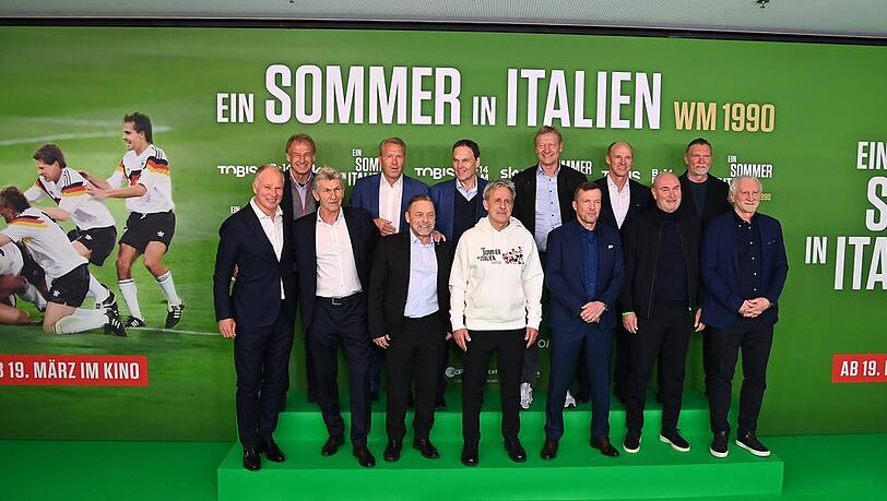 Bei der Premiere von "Ein Sommer in Italien - WM 1990" feierten die Fu&szlig;ballstars zusammen in M&uuml;nchen.