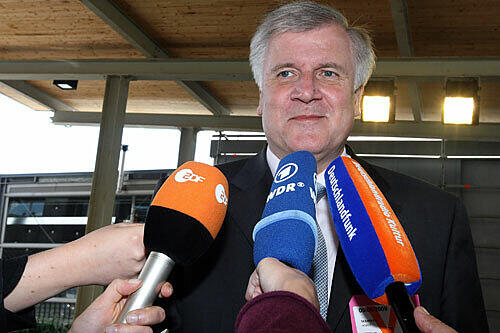Horst Seehofer steht unter Beschuss: jetzt fordert Ex-Kulturminister Goppel eine Stellungnahme des Ministerpräsidenten.