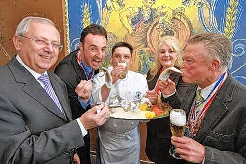 Ließen es sich schmecken: Nürnbergs Protokollchef Willi Heidrich, Tucher-Verkaufsleiter Jörg Träger, Gastwirt Harald Hoffmann, Tucher-Pachtchefin Gabriele Leroch und Tucher-Gastronomiedirektor Karl-Heinz Wöhrle (v. li.).