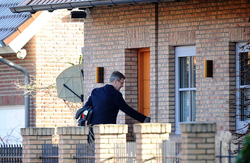 Christian Wulff und seine Gattin Bettina verlassen am Montag ihr Haus in Grossburgwedel