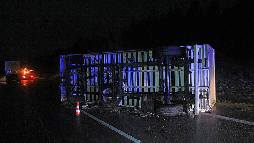Auf der A71 ereigneten sich zwei Lkw-Unfälle unmittelbar nacheinander, einer davon mit tödlichem Ausgang. Die Bilder von der Unfallstelle.