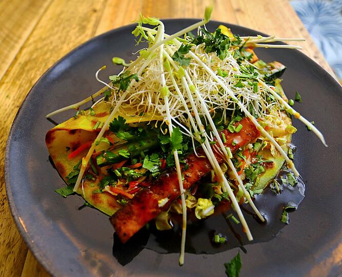 Der vietnamesische Reispfannkuchen &bdquo;Zen&ldquo; ist saftig, das Tofu darin knusprig &ndash; es ist eins der wenigen Gerichte im &bdquo;Siggis&ldquo; mit Fleischersatz wie Tofu oder Seitan.