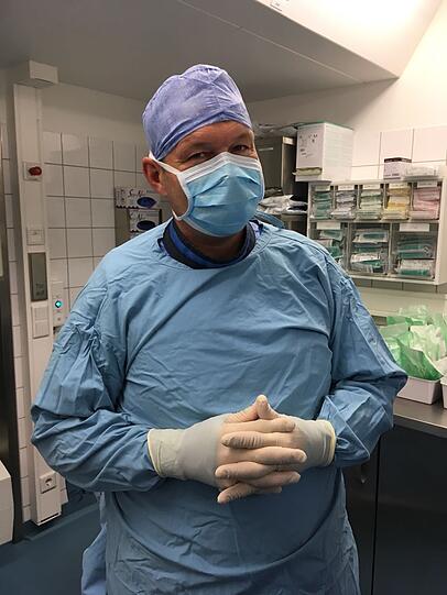 Er hat Waschbär Jacky operiert: Professor Gerhard Wess.
