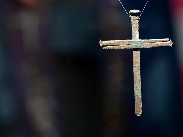 Ein Kreuz aus Nägeln aus der von deutschen Bombern zerstörten gotischen Kathedrale St. Michael.