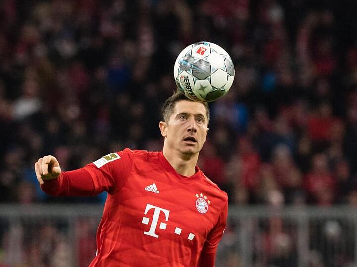Robert Lewandowski vom FC Bayern München spielt den Ball. Foto: Matthias Balk/dpa