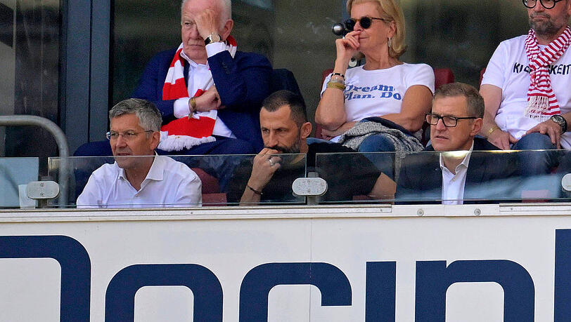 Meisterschaft – und trotzdem das Aus für Hasan Salihamidzic (m.) und Oliver Kahn beim FC Bayern. Meisterschaft – und trotzdem das Aus für Hasan Salihamidzic (m.) und Oliver Kahn beim FC Bayern.