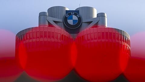 Der Autobauer BMW hat im dritten Quartal wegen der technischen Probleme mit Bremssystemen und der Schwäche auf dem wichtigen chinesischen Markt einen Gewinneinbruch erlitten.