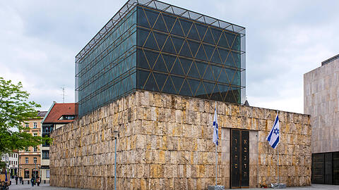 Nahe der Synagoge steht derzeit ein Denkmal mit Kerzen und Bildern für die Opfer der Hamas-Attacken im Oktober 2023.
