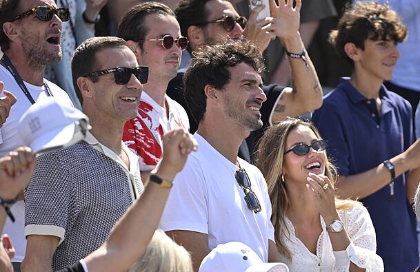 (V. l. n. r.): Kai Pflaume, Mats Hummels und dessen Freundin Nicola Cavanis während eines Tennisspiels Mitte Juni in Stuttgart. (V. l. n. r.): Kai Pflaume, Mats Hummels und dessen Freundin Nicola Cavanis während eines Tennisspiels Mitte Juni in Stuttgart.
