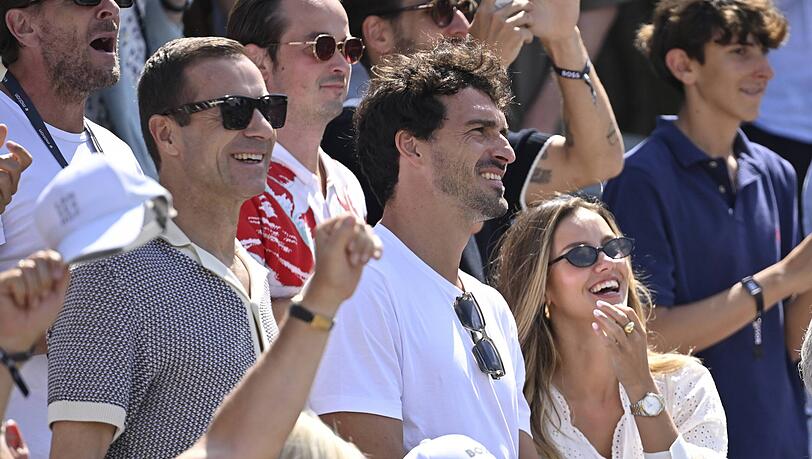 (V. l. n. r.): Kai Pflaume, Mats Hummels und dessen Freundin Nicola Cavanis während eines Tennisspiels Mitte Juni in Stuttgart. (V. l. n. r.): Kai Pflaume, Mats Hummels und dessen Freundin Nicola Cavanis während eines Tennisspiels Mitte Juni in Stuttgart.