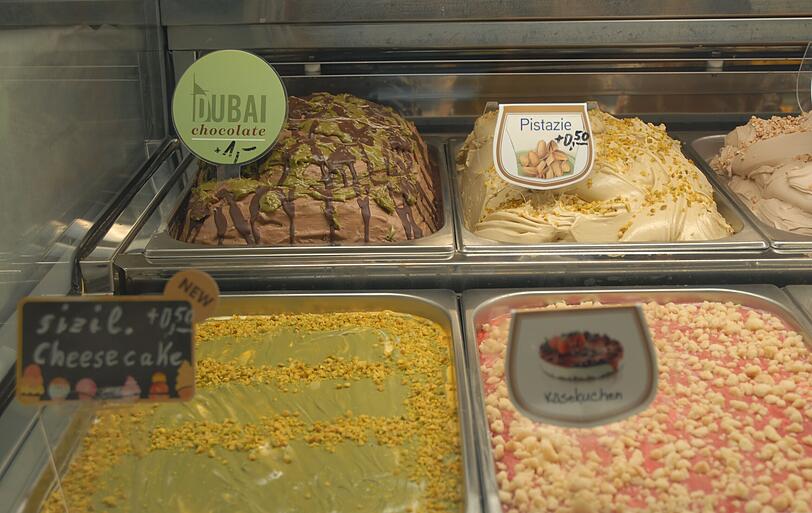 Der große Hype hat auch das Eis erreicht: Die Dubai-Chocolate-Kugel kostet im La Fantastica drei Euro statt zwei. Schmeckt aber auch.