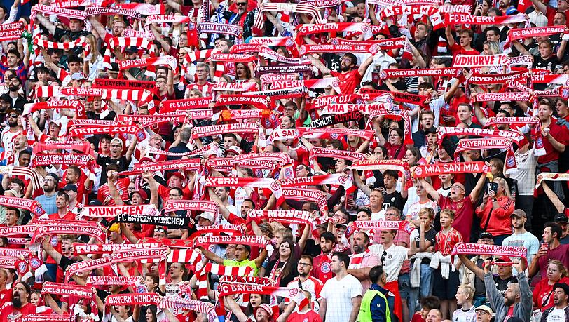 Die Bayern-Fans präsentierten ihre Fanschals. Die Bayern-Fans präsentierten ihre Fanschals.