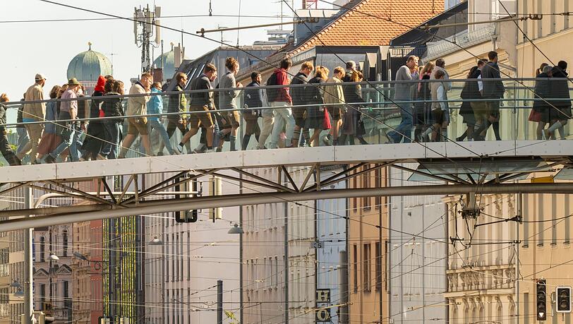 Menschen strömen in den letzten Wiesn-Tagen zur Theresienwiese.
