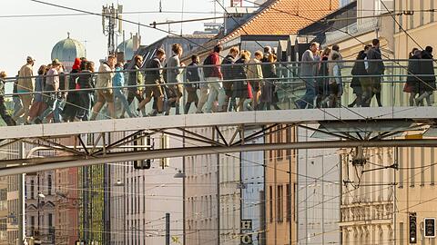 Menschen strömen in den letzten Wiesn-Tagen zur Theresienwiese.