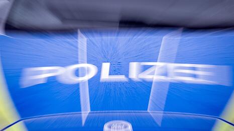 Die Polizei ist wegen eines mutma&szlig;lichen Raub&uuml;berfalls auf einen Geldtransporter nach Lankwitz ausger&uuml;ckt. (Symbolbild)