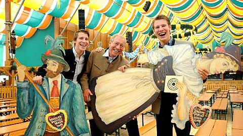 Wohin mit der Festzelt-Deko? Wiesn-Wirt Edi Reinbold mit seinen beiden Söhnen Matthias (r.) und Ludwig.