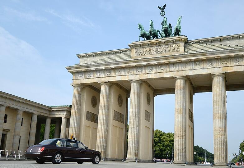 Queen Elizabeth II. vor dem Brandenburger Tor. Die Bilder vom Spaziergang und dem Bad in der Menge.
