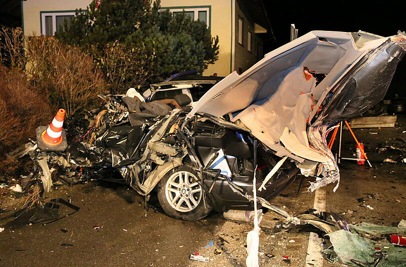 Der BMW wurde bei dem Zusammenprall mit dem Lkw regelrecht zerfetzt.