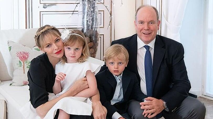 Fürst Albert II. von Monaco und Fürstin Charlene posieren mit ihren Zwillingen, Jacques und Gabriella, für das Familienfoto
