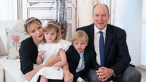 Fürst Albert II. von Monaco und Fürstin Charlène mit ihren Zwillingen Jacques und Gabriella.