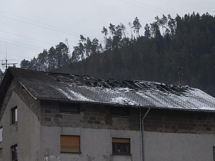 Blick auf das ausgebrannte Dachgeschoss des Mehrfamilienhauses im rheinland-pfälzischen Lambrecht.