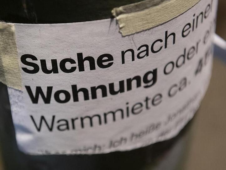 "Suche Wohnung" steht auf dem Zettel an einer Laterne unweit des Gleimtunnels. Der Berliner Senat berät über einen Mietendeckel - die Immobilienbranche ist dagegen.