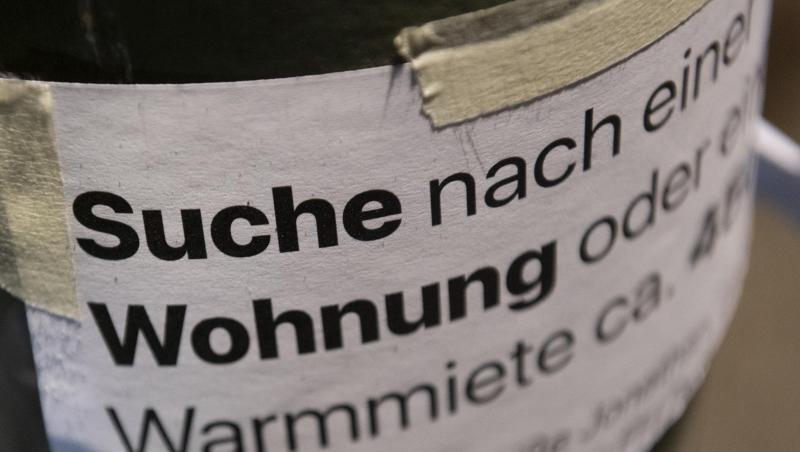 "Suche Wohnung" steht auf dem Zettel an einer Laterne unweit des Gleimtunnels. Der Berliner Senat berät über einen Mietendeckel - die Immobilienbranche ist dagegen. "Suche Wohnung" steht auf dem Zettel an einer Laterne unweit des Gleimtunnels. Der Berliner Senat berät über einen Mietendeckel - die Immobilienbranche ist dagegen.