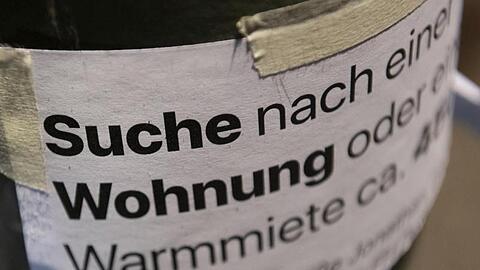"Suche Wohnung" steht auf dem Zettel an einer Laterne unweit des Gleimtunnels. Der Berliner Senat berät über einen Mietendeckel - die Immobilienbranche ist dagegen.