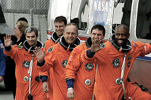 Diese fünf Astronauten sind an Bord der "Atlantis": Leland Melvin, Rex Walheim, der Deutsche Hans Schlegel, Stanley Love, und Leopold Eyhart.