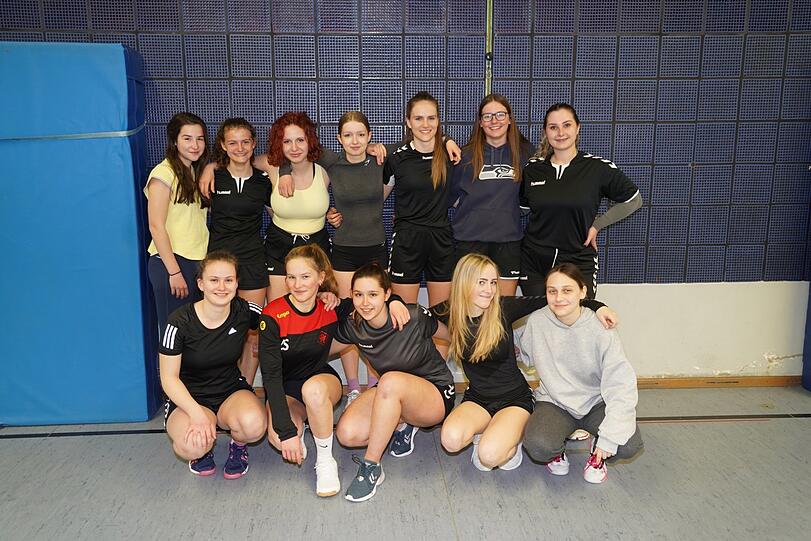 Sie haben das ukrainische Mädchen (r.) in ihre Gruppe aufgenommen und einen Schulplatz vermittelt: die Handballerinnnen vom TSV München-Ost.
