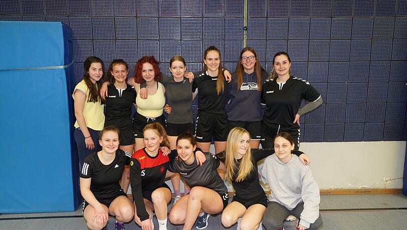 Sie haben das ukrainische Mädchen (r.) in ihre Gruppe aufgenommen und einen Schulplatz vermittelt: die Handballerinnnen vom TSV München-Ost. Sie haben das ukrainische Mädchen (r.) in ihre Gruppe aufgenommen und einen Schulplatz vermittelt: die Handballerinnnen vom TSV München-Ost.