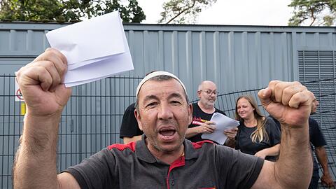 Ein Trucker jubelt auf der Raststätte Gräfenhausen, wo er seit mehr als zwei Monaten mit rund 80 anderen Lkw-Fahrern für die Auszahlung seines Lohnes gestreikt hat.