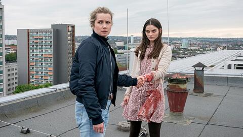 "Tatort: Nachtschatten": Leonie Winkler (Cornelia Gr&ouml;schel, l.) findet Amanda (Emilie Neumeister) auf einem Hausdach.