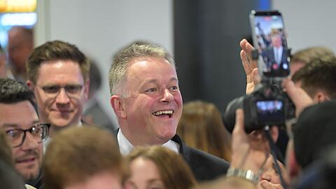 Wahlsieger Schnieder strahlt.