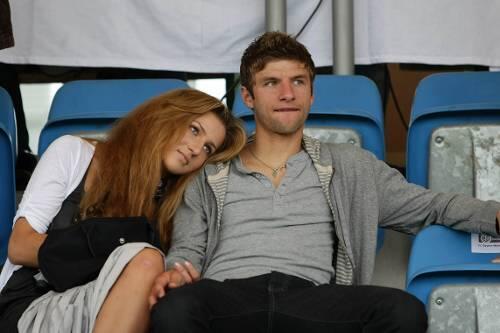 Verliebt, verlobt: Thomas Müller und Lisa.