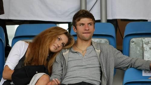 Verliebt, verlobt: Thomas Müller und Lisa.