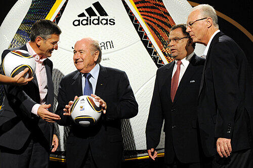 &bdquo;Wow, ist der griffig&ldquo;: FiFA-Boss Sepp Blatter (2.v.li) lässt sich vom Adidas-Vositzenden Herbert Hainer (li.) den Jabulani reichen. Die WM-Organisatoren Franz Beckenbauer (r.) und Danny Jordaan staunen.