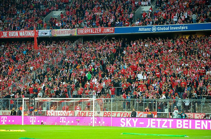 Viel Freiraum: Die Südkurve mit den Blöcken 112/113 direkt hinter dem Tor beim Bundesliga-Auftakt gegen Mönchengladbach. Foto: M.i.S.