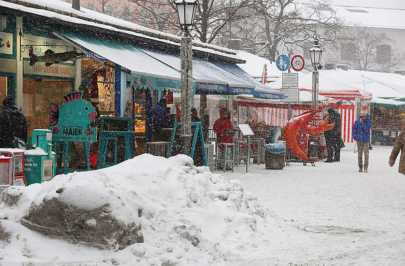 So sieht der Winter in München aus: Schneetreiben am Viktualienmarkt.