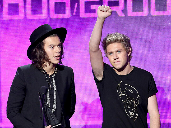 Musiker mit großer Trophäe: Harry Styles (li.) und Niall Horan bei den American Music Awards